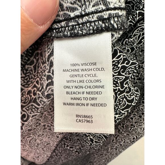 TREASURE & BOND | Black White Boho Floral Peasant Balloon Sleeve Blouse | Large - Picture 6 of 6